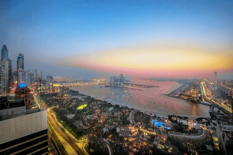 Rental apartment with heated pool, patio & garden in Abu Dhabi