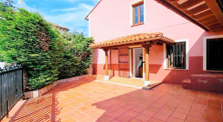 House with barbeque, terrace & garden in Llanes