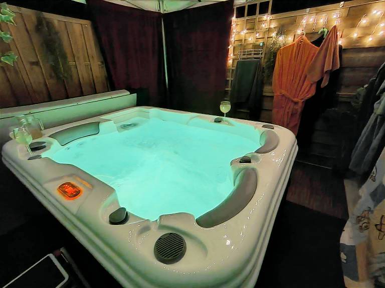 Gite with hot tub, grill & yard | Nature view — photo 3