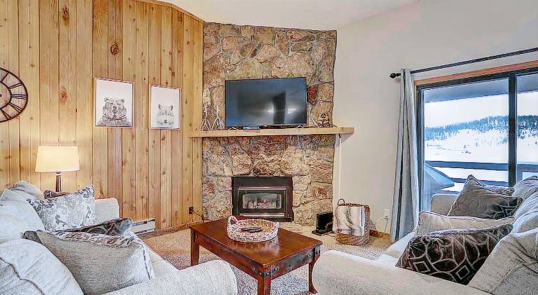 Apartment with jacuzzi & pool | Perfect for remote work | Pets allowed in Silverthorne, CO