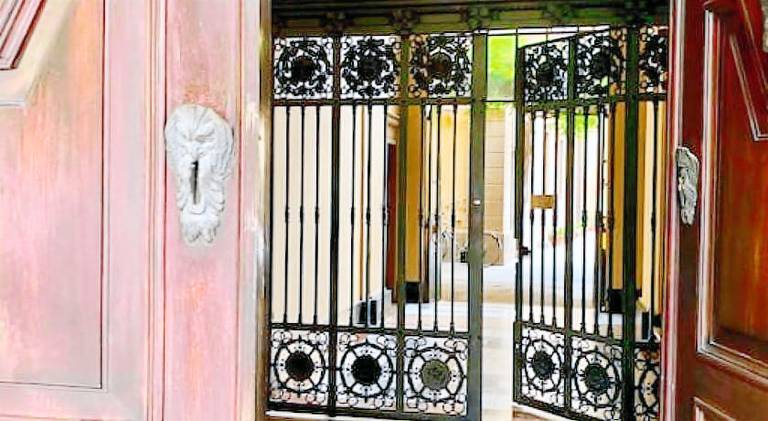Portico dei Servi Central Historical Apartment — photo 4
