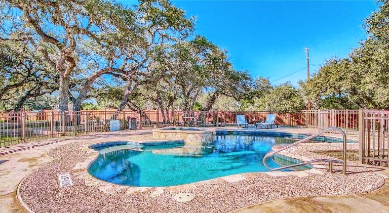Vacation home with jacuzzi in New Braunfels, TX