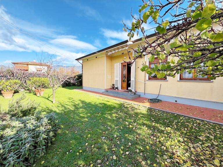 House with garden, private pool & grill in Capannori