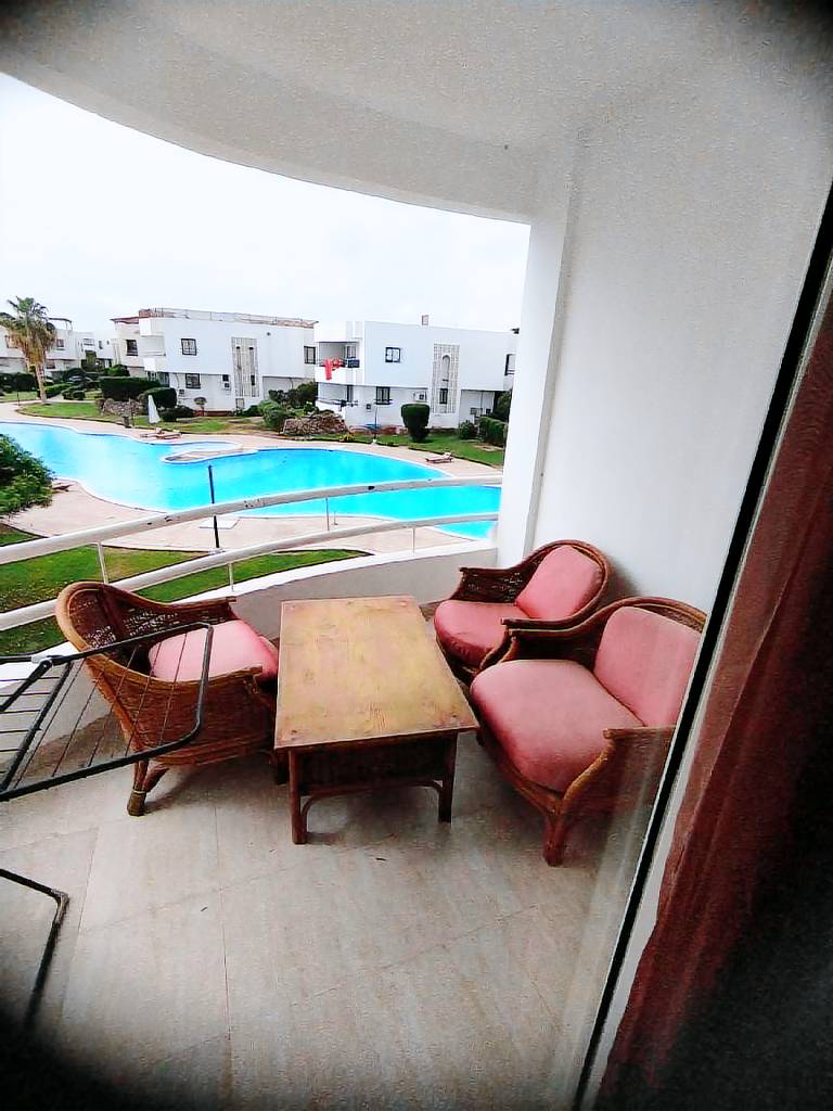 Holiday apartment with pool, patio & garden — photo 3