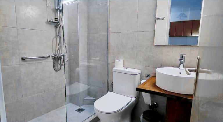 Serviced apartment with patio & yard — photo 2