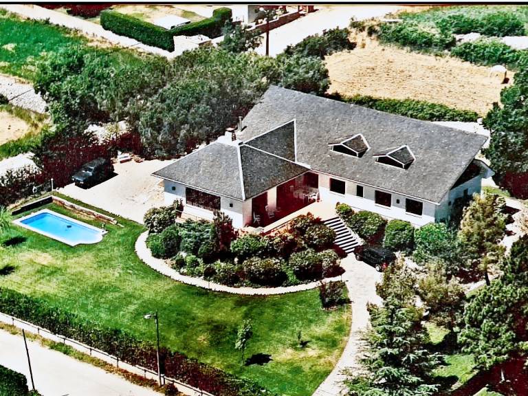 Fully equipped vacation home with patio, barbeque & private pool | Garden view | Perfect for remote work | Pet-friendly in Lleida