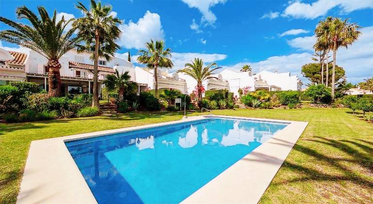 2 storey townhouse with large terrace garden, BBQ and close to the beach, in Elviria, Marbella — photo 3