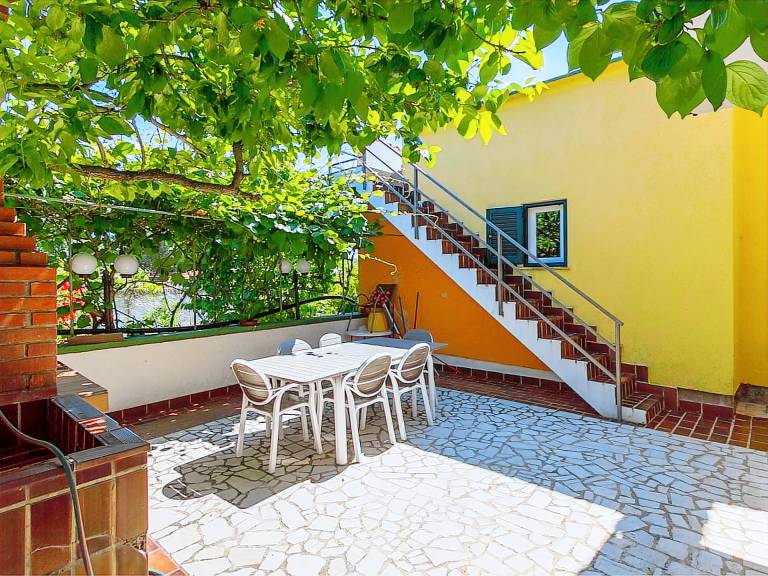 Rental apartment with barbeque & patio | Pets allowed — photo 5