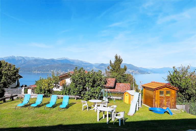 Holiday apartment with BBQ & yard in Stresa