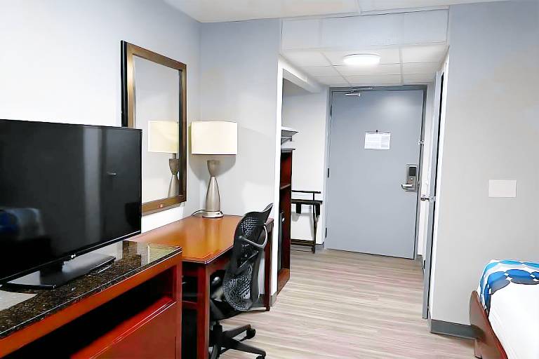 Clemmons inn and suites — photo 2
