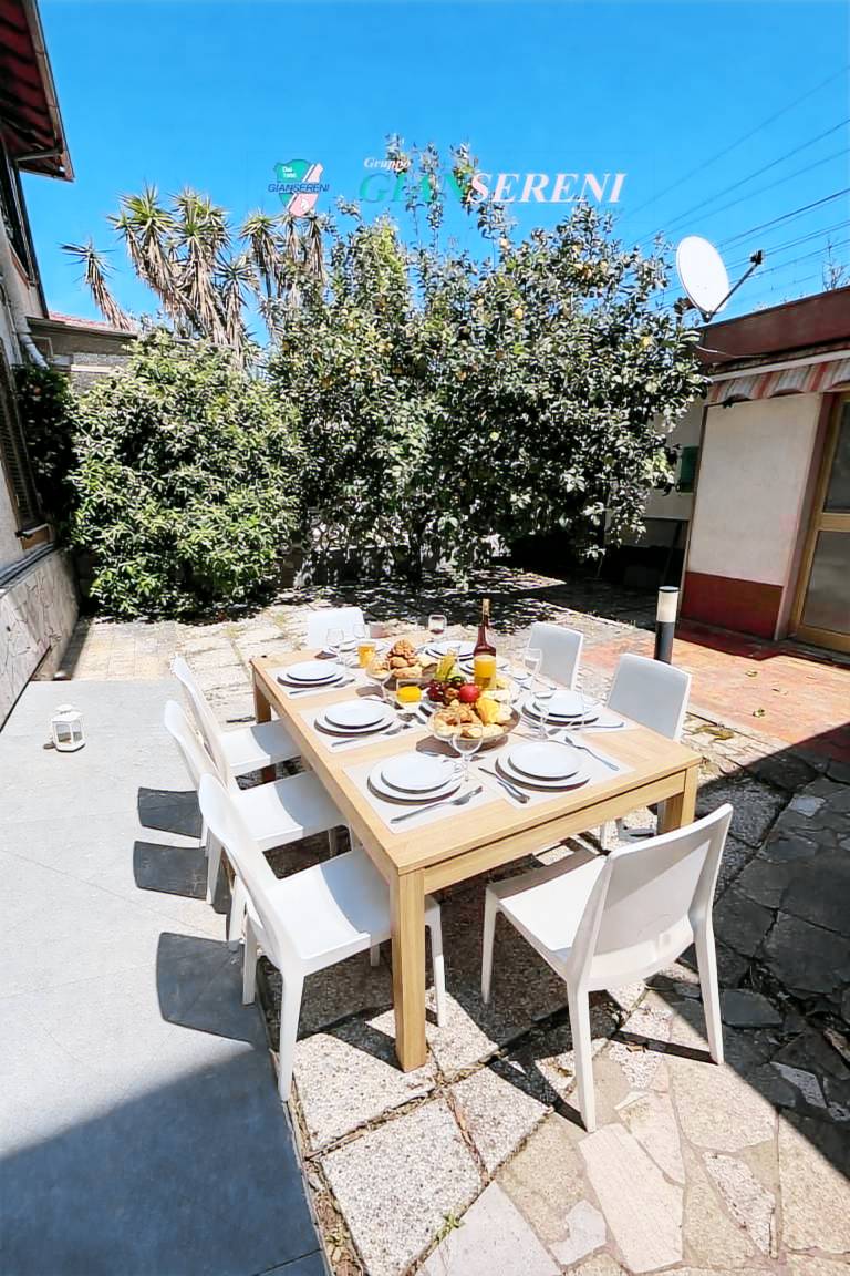 Holiday apartment with yard in Livorno