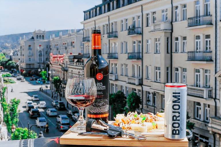 Rental apartment with hot tub & pool | Next to Rustaveli Avenue | Perfect for remote work | Pets allowed in Tbilisi