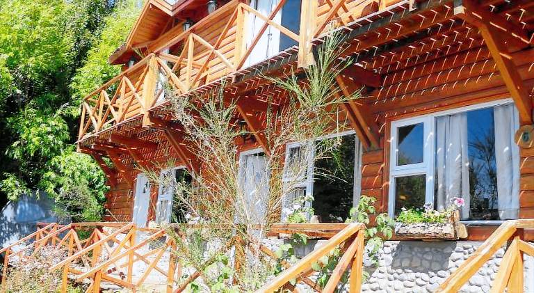 Lodge with yard — photo 3