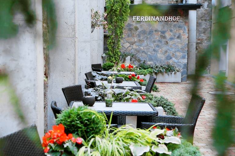 Serviced apartment with patio, garden & hot tub in Karlovy Vary