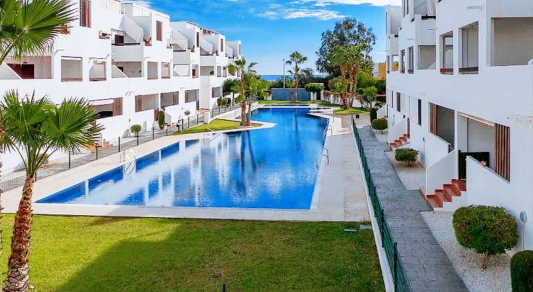 Rental apartment with yard, patio & pool in Vera