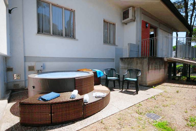 Holiday home with jacuzzi — photo 3