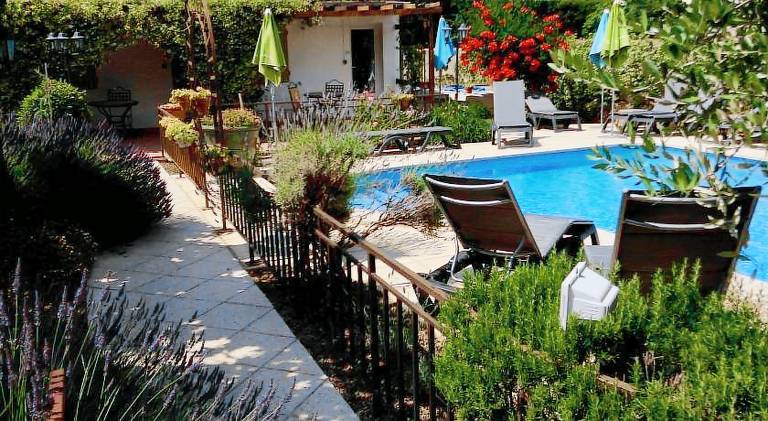 Logis Hotel Restaurant Hostellerie de la Tour in Fontvieille