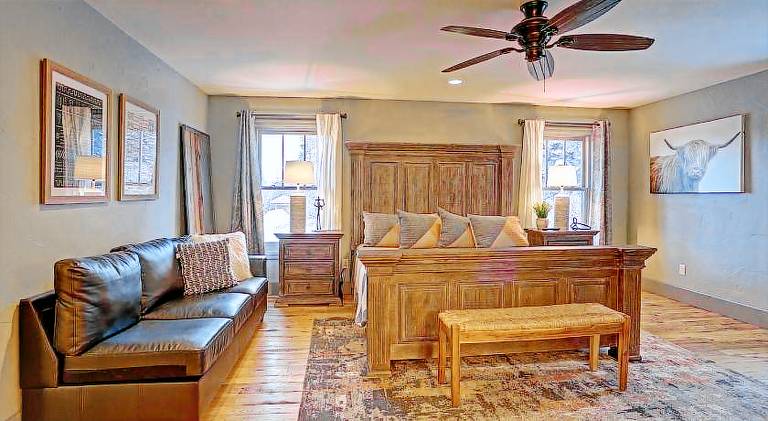 Charming vacation home with pool & jacuzzi | Pets allowed — photo 3