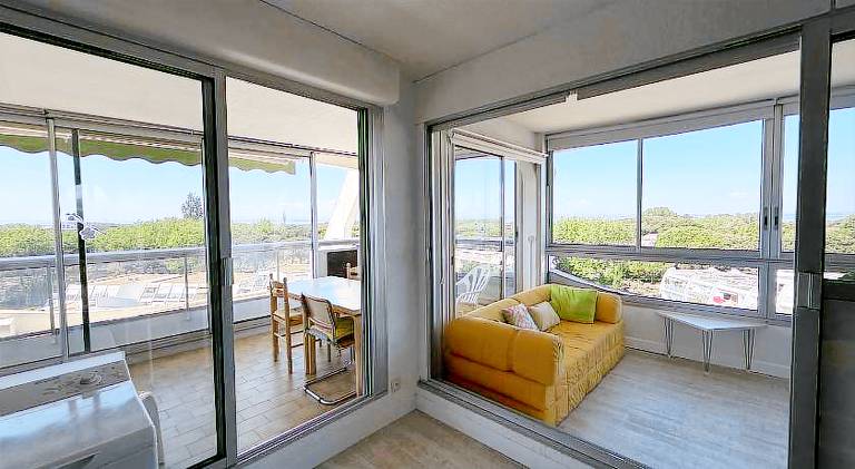 Apartment with pool — photo 2