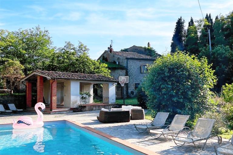 Historische Kirche in der Toskana mit Weitblick