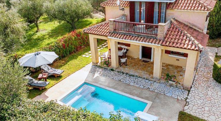 Villa with yard, terrace & private pool — photo 3