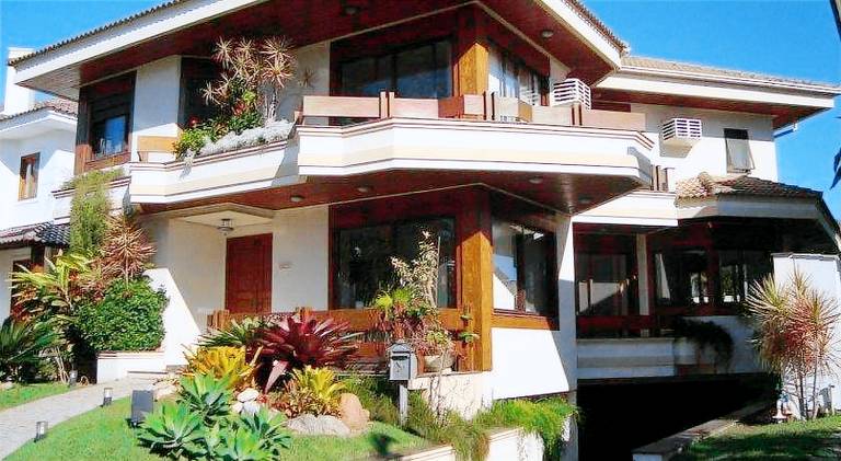 Beautiful vacation home with hot tub & pool | Close to the beach | Pet-friendly in Florianópolis