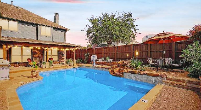House with pool | Pets are welcome in Lewisville, TX