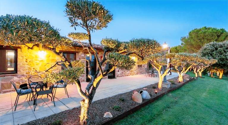 Vacation home with garden, pool & patio — photo 3