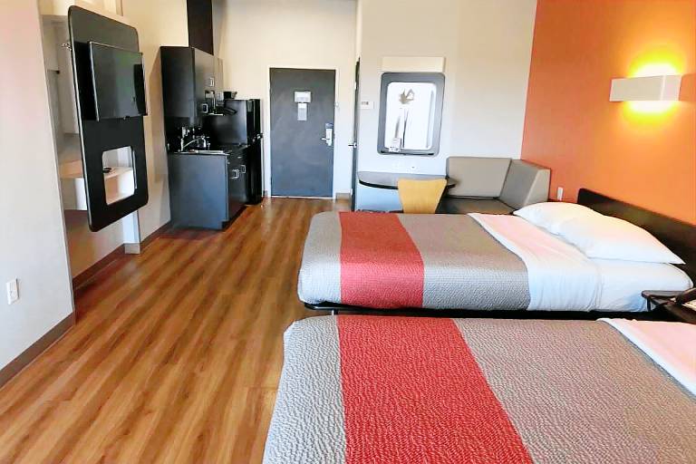 2 Queen Beds Non Smoking Kitchen Shower