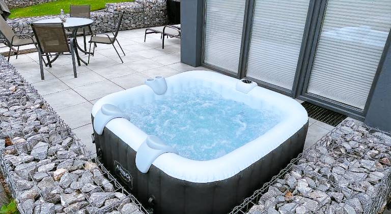 House with hot tub — photo 4