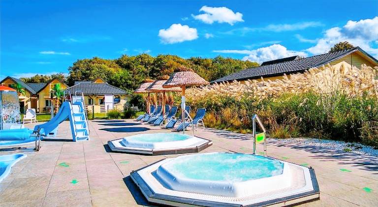 Vacation home with pool, BBQ & patio | Pets allowed — photo 4