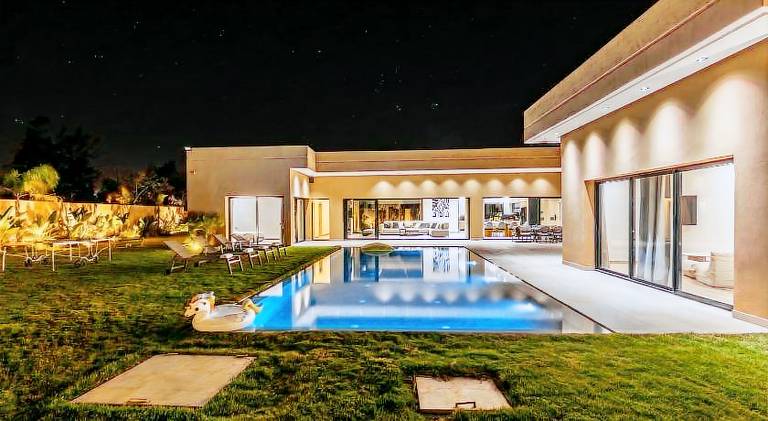 Villa with pool — photo 5