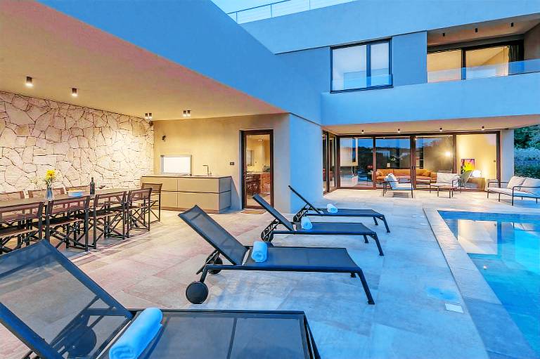 Family-oriented villa with BBQ, pool & yard | Pool view | Pets allowed — photo 4