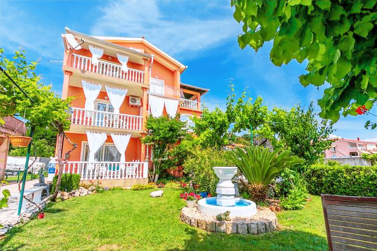 Apartment with barbeque | Sea view in Rab