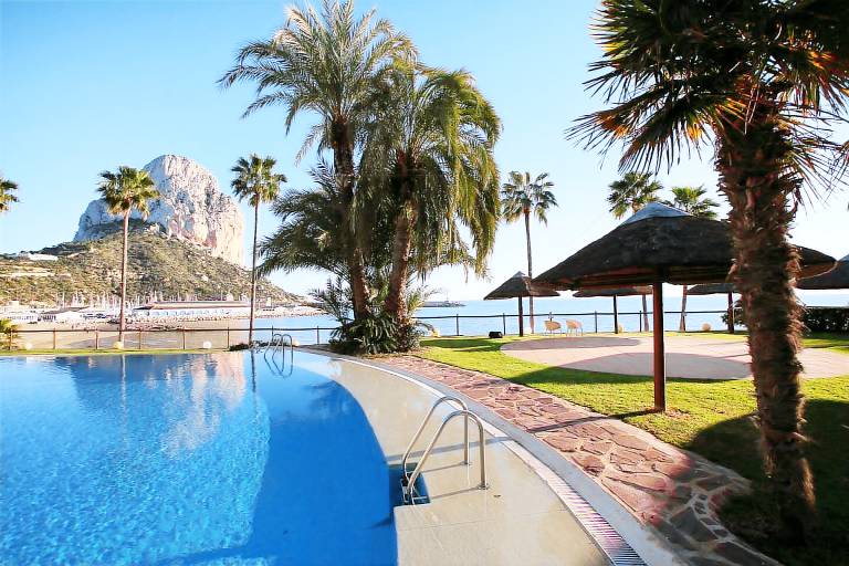 Apartment with heated pool, patio & garden | Beach view — photo 3