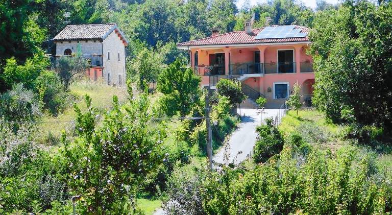 Villa with terrace, garden & pool in Pescara
