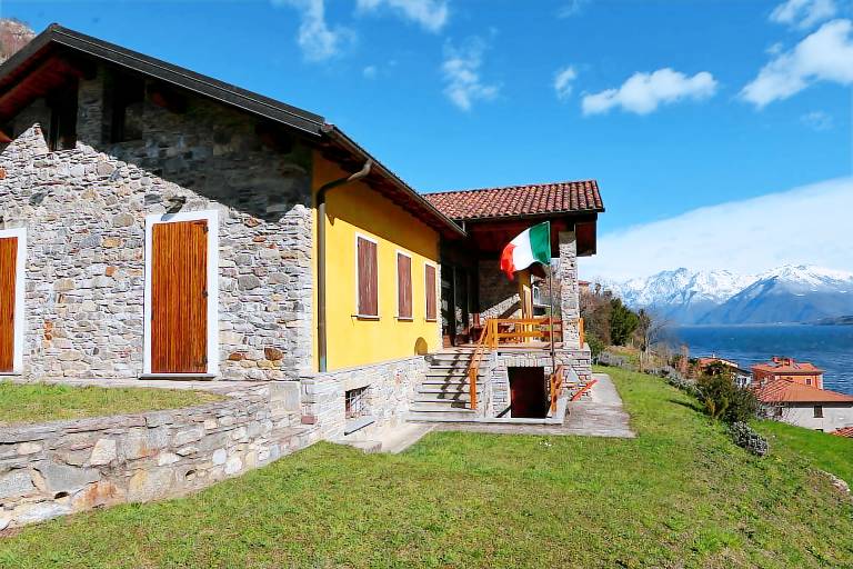 House with garden & terrace in Gravedona