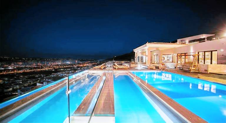 Villa with pool & hot tub in Chania