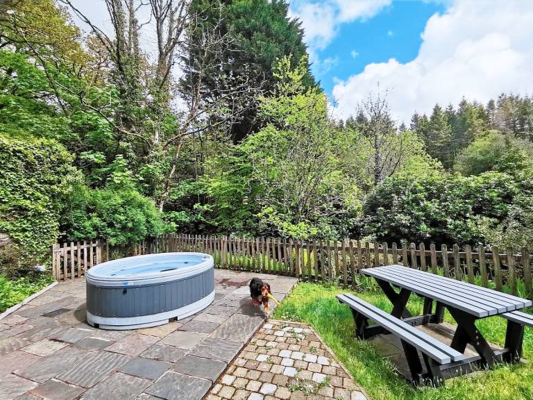 Cottage with hot tub | Pets allowed — photo 2