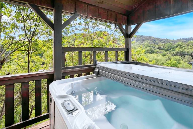Cabin with hot tub & BBQ | Mountain view — photo 4