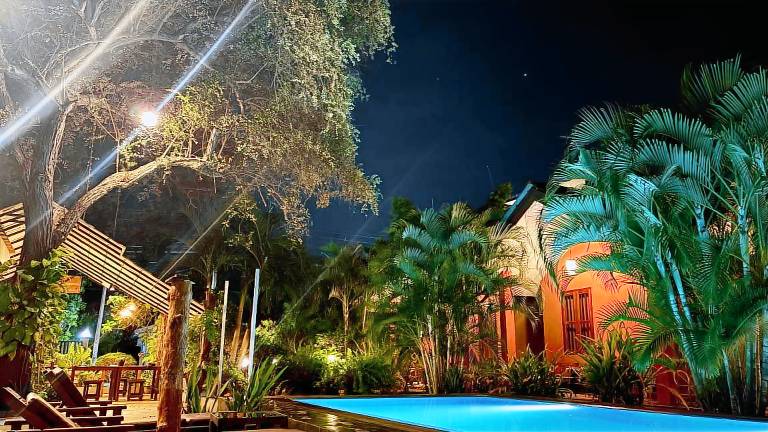 Lodge with garden & pool — photo 4