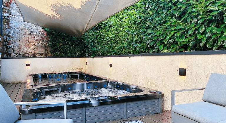 Spacious villa with hot tub & pool | Pet-friendly — photo 3