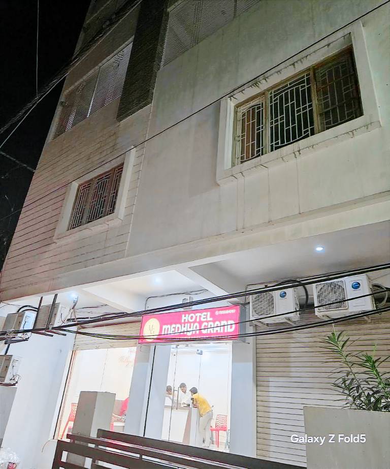 Goroomgo Medhya Grand Varanasi Indian Only Best location Near Shree Kashi Viswanath Temple and Ganga — photo 3