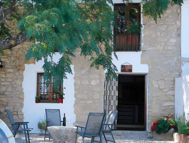 Serviced apartment with patio, pool & hot tub in Loja