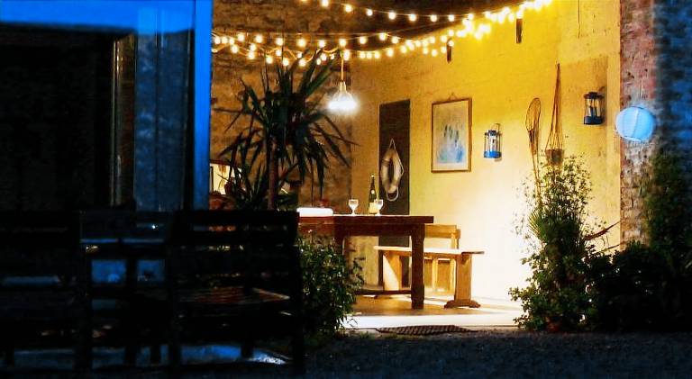 Vacation home with BBQ, terrace & yard — photo 4