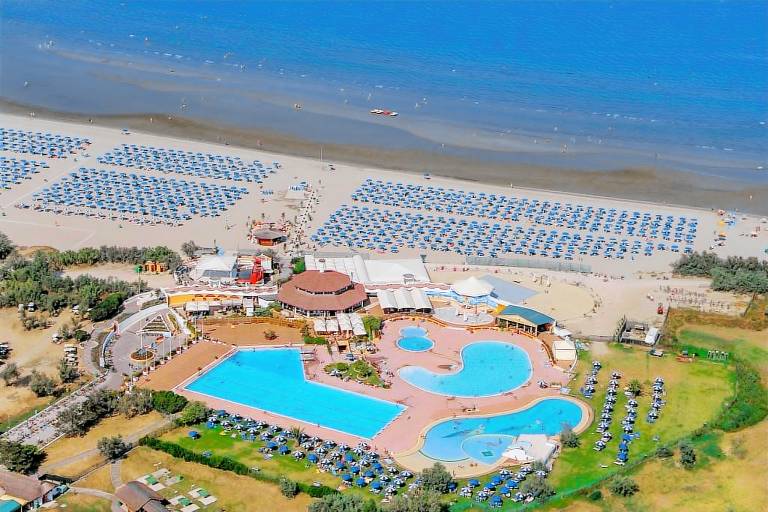 Family-oriented rental apartment with pool, terrace & garden | Garden view | Close to the beach | Pets are welcome in Rovigo