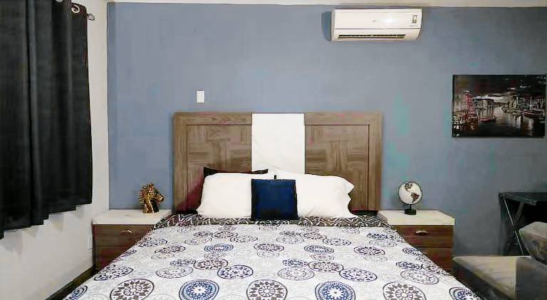 Acogedora recamara con balcon y entrada independiente