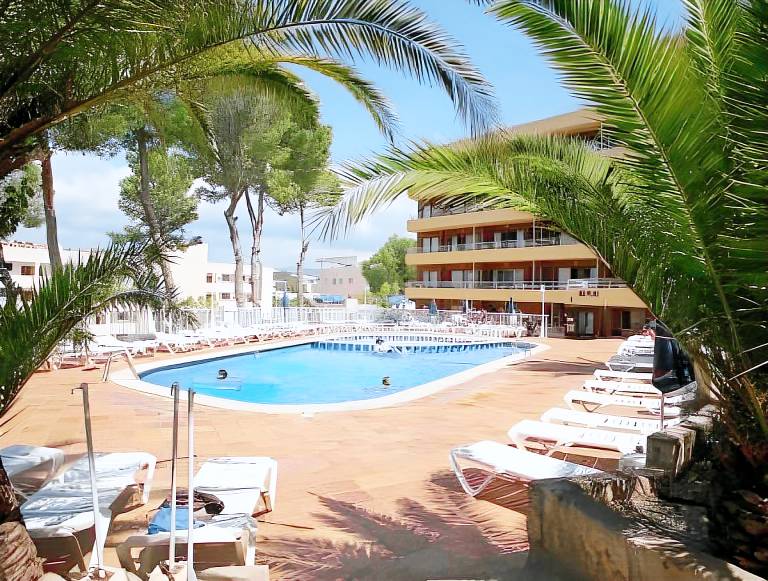 Pleasant serviced apartment with patio & pool | Next to the beach | Dogs allowed — photo 2