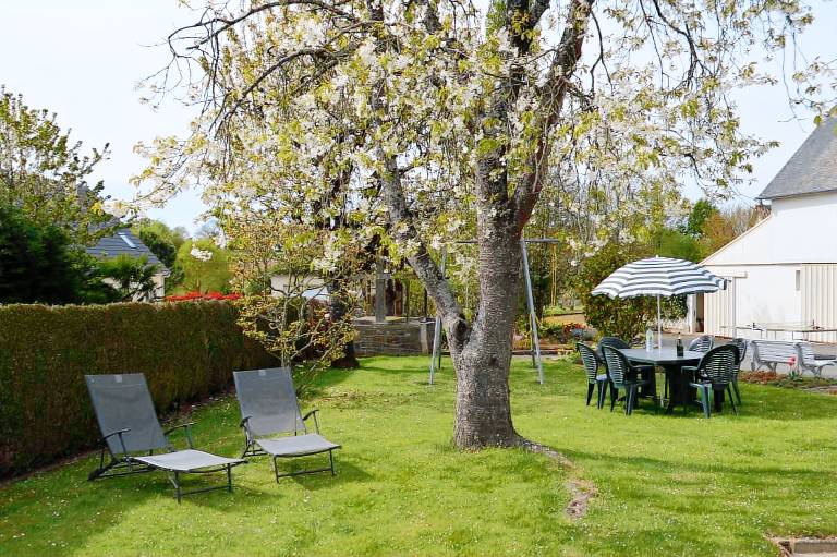 Gite with barbeque & yard — photo 3