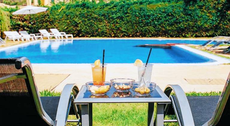 Family-oriented wonderful serviced apartment with pool, yard & terrace | Pets are welcome — photo 3